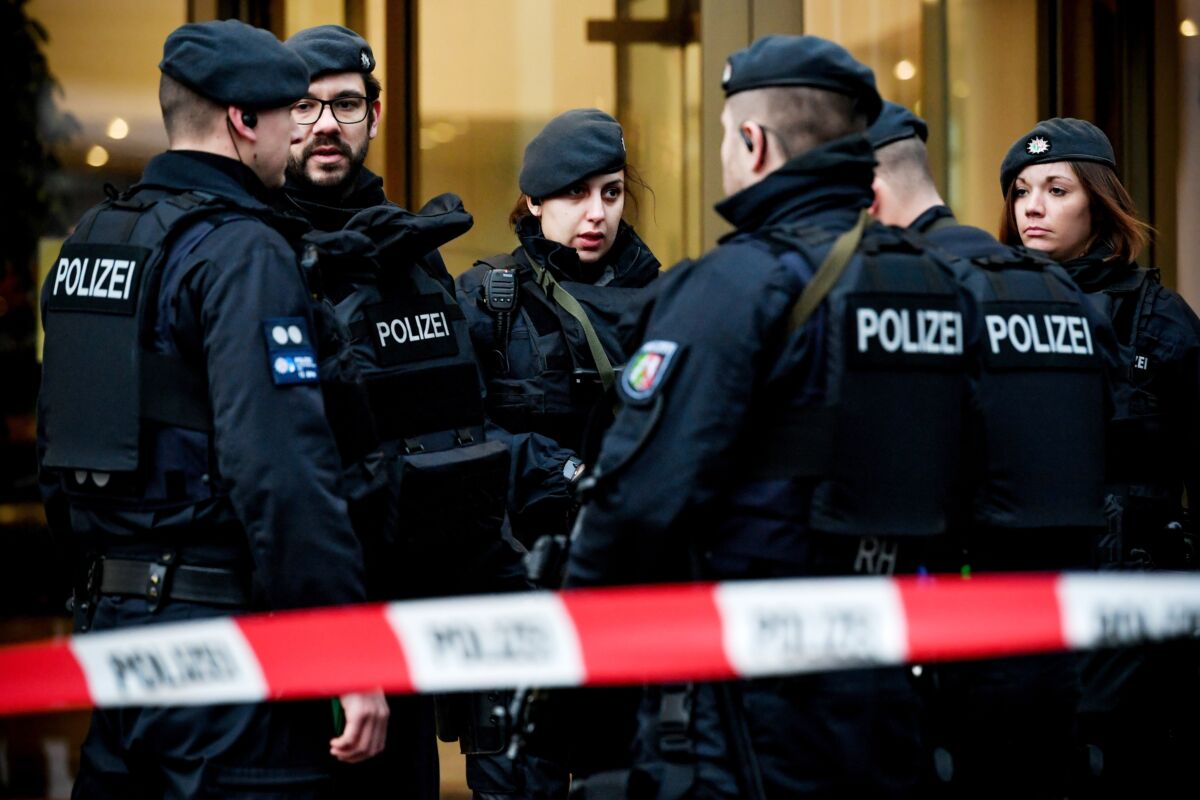 You are currently viewing Germania: Polițiștii au dezamorsat o bombă artizanală descoperită într-un tren în apropiere de Koln