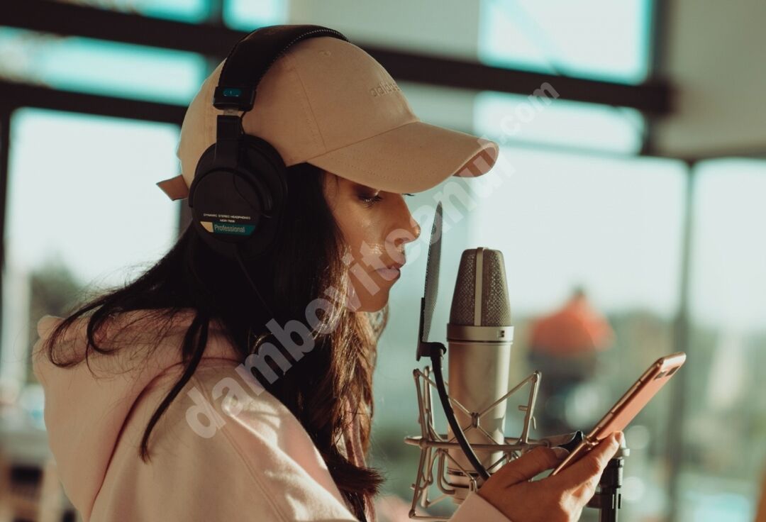 You are currently viewing INNA compune muzică în „Dance Queen’s House” 3 săptămâni, iar fanii vor putea urmări pe YouTube experiența