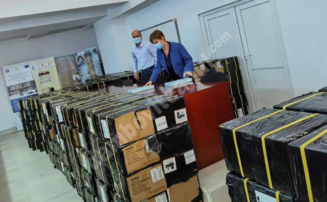 You are currently viewing DÂMBOVIȚA: ELEVII VOR BENEFICA DE PESTE 5000 DE TABLETE PENTRU SUSȚINEREA CURSURILOR ON-LINE