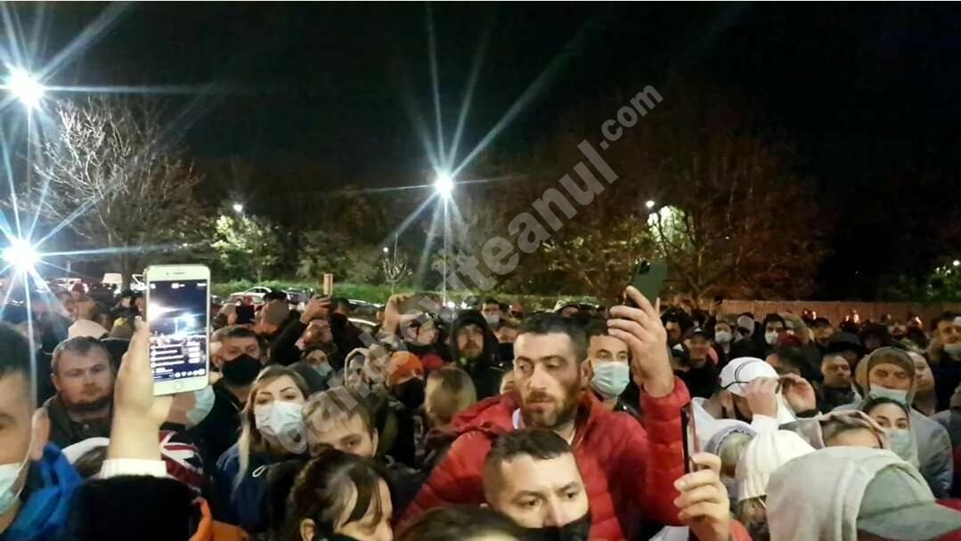 You are currently viewing Mii de moldoveni protestează la o secție din Marea Britanie pentru că nu pot vota.  S-au terminat buletinele de vot