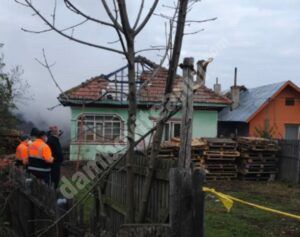 Read more about the article O LOCUINȚĂ DIN LOCALITATEA CROVU A LUAT FOC! SE PARE CĂ O PERSOANĂ A DECEDAT!