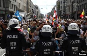 Read more about the article Proteste violente la Berlin din cauza restricțiilor impuse de pandemia de coronavirus