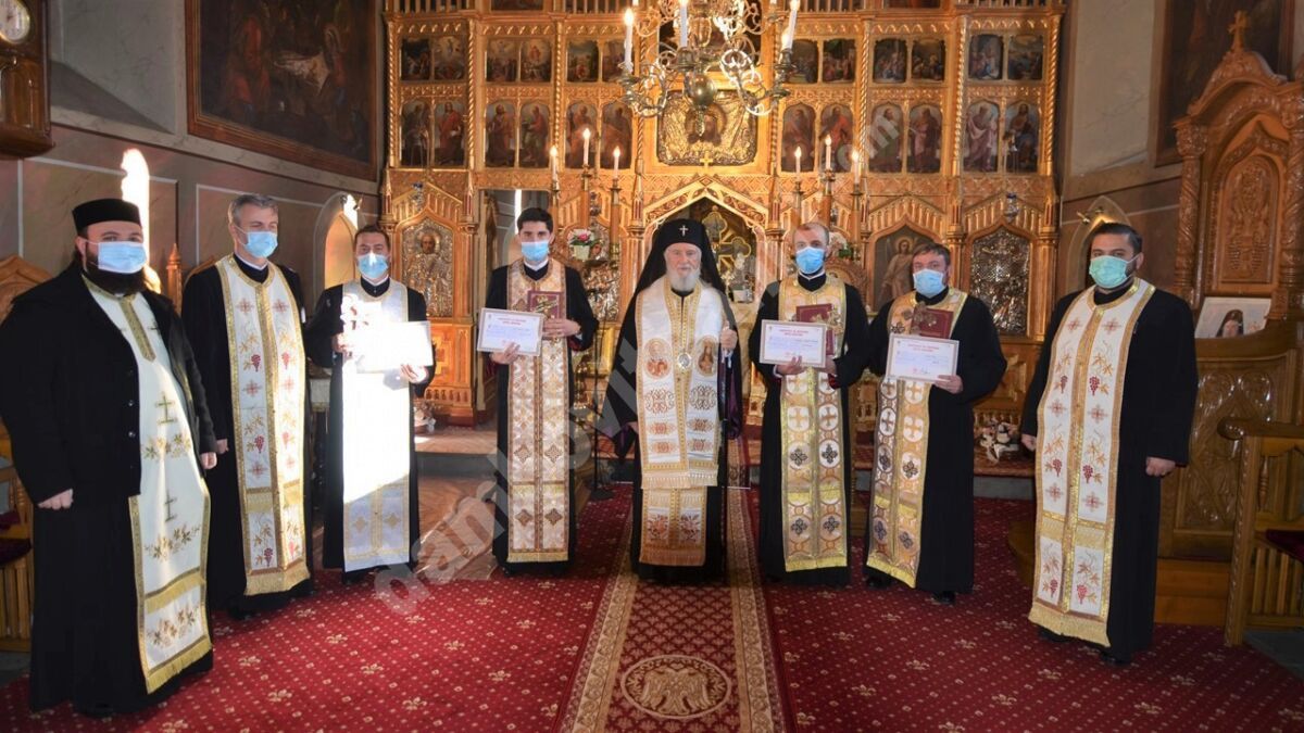 You are currently viewing PATRU TINERI PREOȚI AU FOST HIROTESIȚI DUHOVNICI, LA PARACLISUL MITROPOLITAN DIN TÂRGOVIȘTE