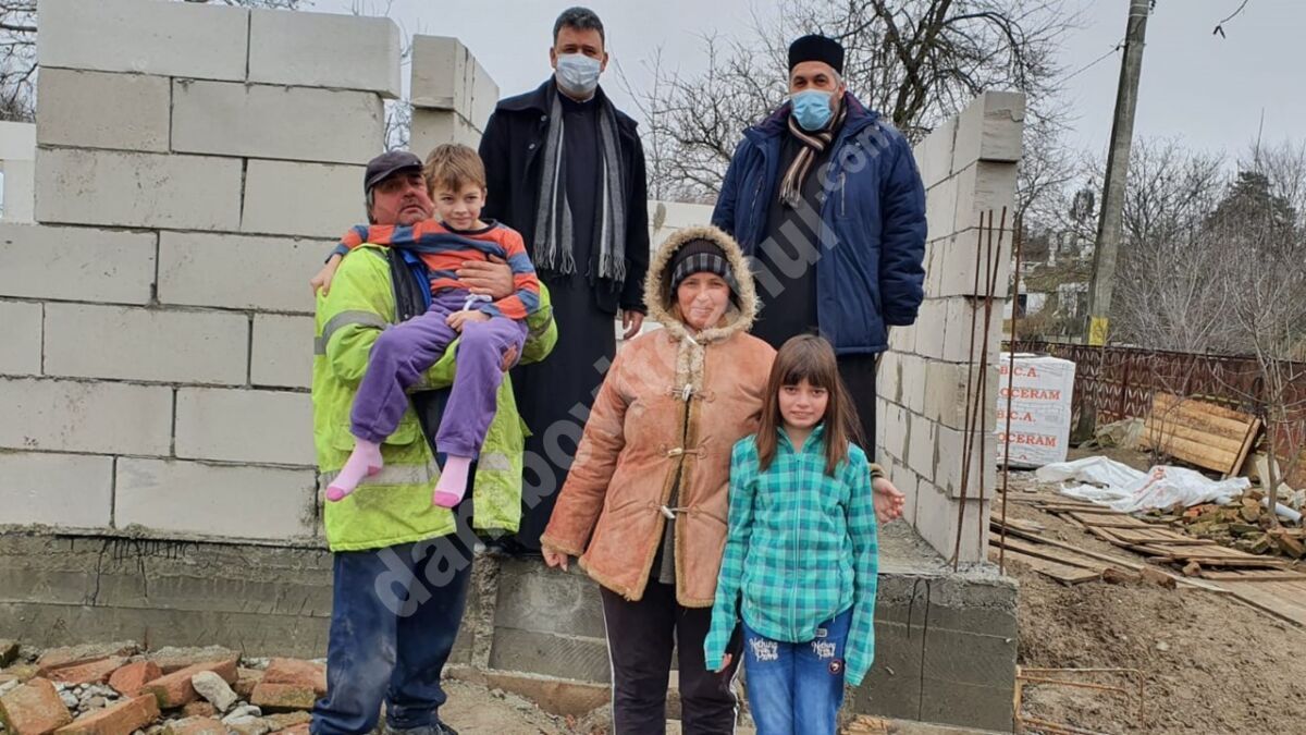 You are currently viewing ARHIEPISCOPIA TÂRGOVIȘTEI:  ÎN PRAG DE SĂRBĂTORI, DARURI PENTRU O FAMILIE DIN GURA OCNIȚEI
