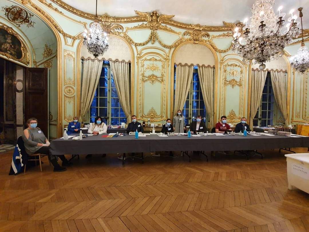 You are currently viewing Românii din Franța votează, azi și mâine, în 48 de secții