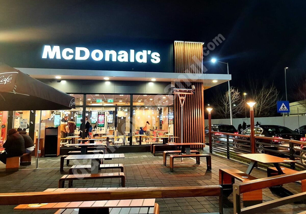 You are currently viewing MARE AGLOMERAȚIE LA MCDONALD’S TÂRGOVIȘTE! ÎNSUȘI PRIMARUL MUNICIPIULUI A STAT O ORĂ LA RÂND