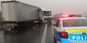 Read more about the article Trafic blocat pe A1 și A2 din cauza unor TIR-uri care au derapat