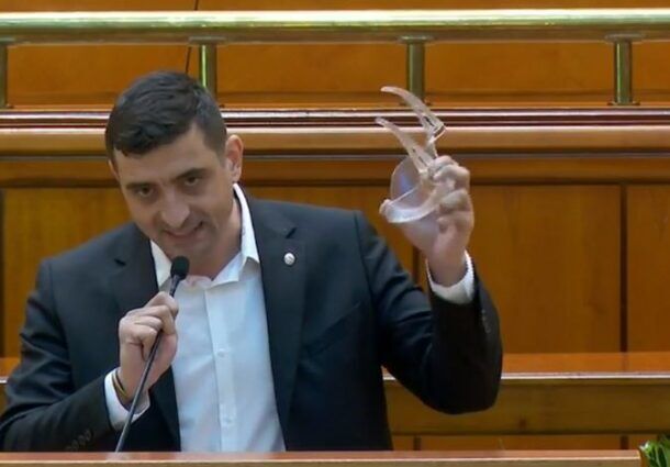 You are currently viewing Parlamentarii AUR au părăsit sala la votul pentru noul guvern
