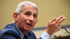 Read more about the article Dr. Anthony Fauci recomandă purtarea a două măști de protecție