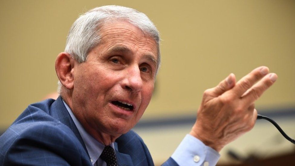 You are currently viewing Dr. Anthony Fauci recomandă purtarea a două măști de protecție