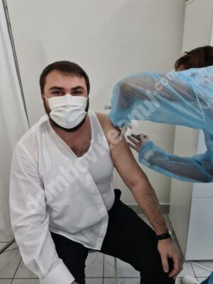 Read more about the article Pr. dr. Ionuț Ghibanu, Vicar eparhial al Arhiepiscopiei Târgoviștei și președinte al Crucii Roșii Dâmbovița s-a vaccinat împotriva COVID-19