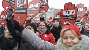 Read more about the article Ample proteste în Polonia după interzicerea avortului