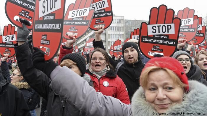 You are currently viewing Ample proteste în Polonia după interzicerea avortului