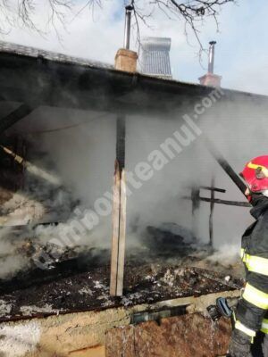 Read more about the article Incendiu la acoperișul unei case din cartierul Priseaca al municipiului Târgoviște
