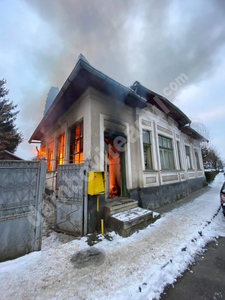 You are currently viewing Jandarmii bistrițeni au salvat din flăcări patru copii și trei adulți