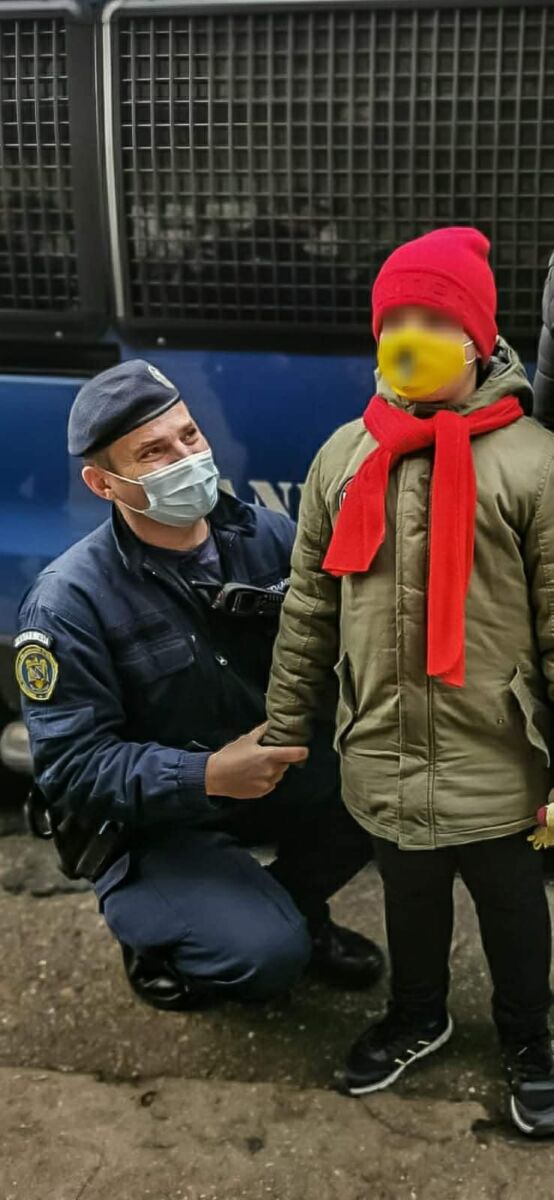 You are currently viewing Jandarmeria Bucureşti, poveste impresionantă despre cum au ajutat un copil care se pierduse să-și găsească mama