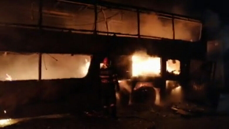You are currently viewing Un autocar cu 44 de pasageri a luat foc azi dimineaţă, pe autostrada A1. Acesta a ars în întregime, dar călătorii au fost salvați