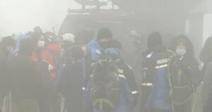 Read more about the article Sute de turiști se aflau, încă de la 7.30, la coadă la telegondola din Sinaia. După trei ore, pârtiile s-au închis