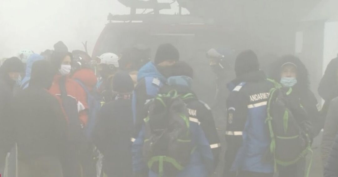 You are currently viewing Sute de turiști se aflau, încă de la 7.30, la coadă la telegondola din Sinaia. După trei ore, pârtiile s-au închis