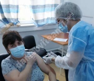 Read more about the article AU SOSIT PRIMELE VACCINURI ÎMPOTRIVA SARS COV-2, ÎN DÂMBOVIȚA