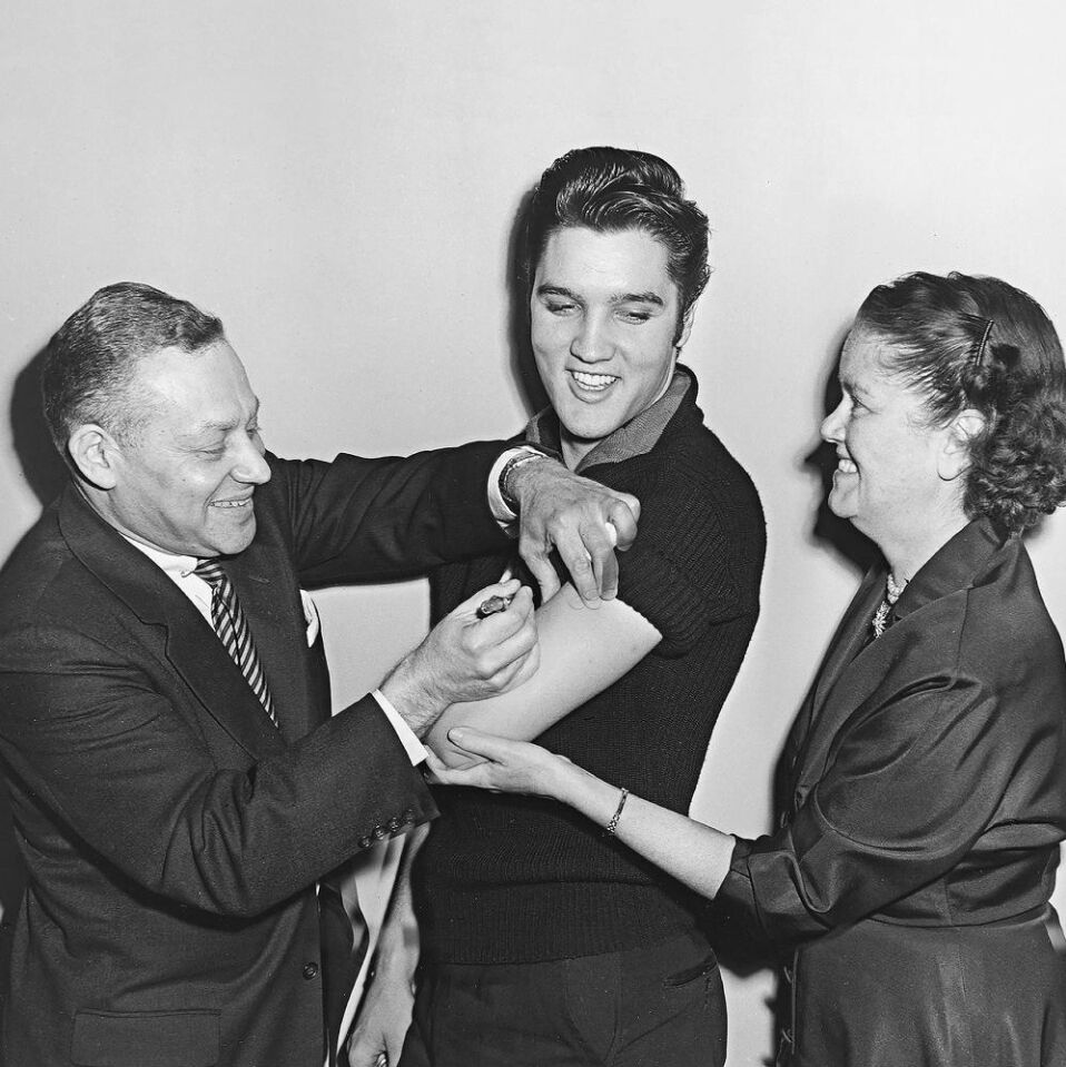 You are currently viewing Vaccinul în istorie: Elvis Presley s-a vaccinat în direct împotriva poliomielitei