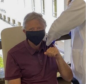 Read more about the article Bill Gates s-a vaccinat împotriva coronavirusului