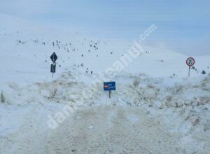 Read more about the article Avalanșă pe DN 71 – Cabana Cuibul Dorului – Şaua Dichiului – Cabana Piatra Arsă! Drumul este blocat!