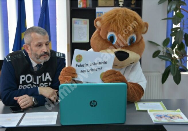 You are currently viewing Polițiștii dâmbovițeni și mascota Tedi, online, alături de elevii Școlii Gimanziale Comișani