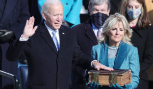 Read more about the article Joe Biden a depus jurământul și devine al 46-lea președinte american. Klaus Iohannis a transmis felicitări