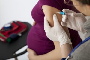 Read more about the article Este permisă imunizarea anti-COVID pentru femeile gravide sau care alăptează? Vezi răspunsul specialistului