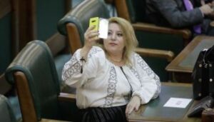 Read more about the article Senatoarea Diana Şoşoacă a fost exclusă din AUR