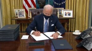 Read more about the article Joe Biden schimbă politica migrației promovată de Trump, de expulzare automată a solicitanţilor de azil spre Mexic