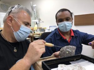 Read more about the article Un bijutier din Israel a confecționat o mască facială funcțională, cu 3600 de diamante și 250 de grame de aur