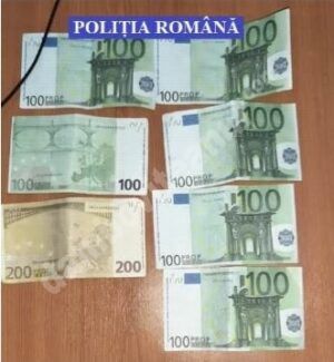 Read more about the article CERCETAȚI DE POLIȚIȘTII DÂMBOVIȚENI PENTRU PUNEREA ÎN CIRCULAȚIE DE VALORI FALSIFICATE