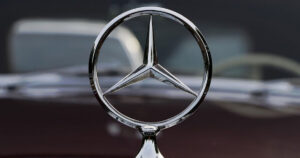 Read more about the article Mercedes Benz recheamă 1,3 milioane de mașini din cauza unei probleme de soft