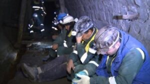 Read more about the article Minerii s-au blocat în subteran. Vor scris de la Guvern că își vor primi drepturile salariale restante