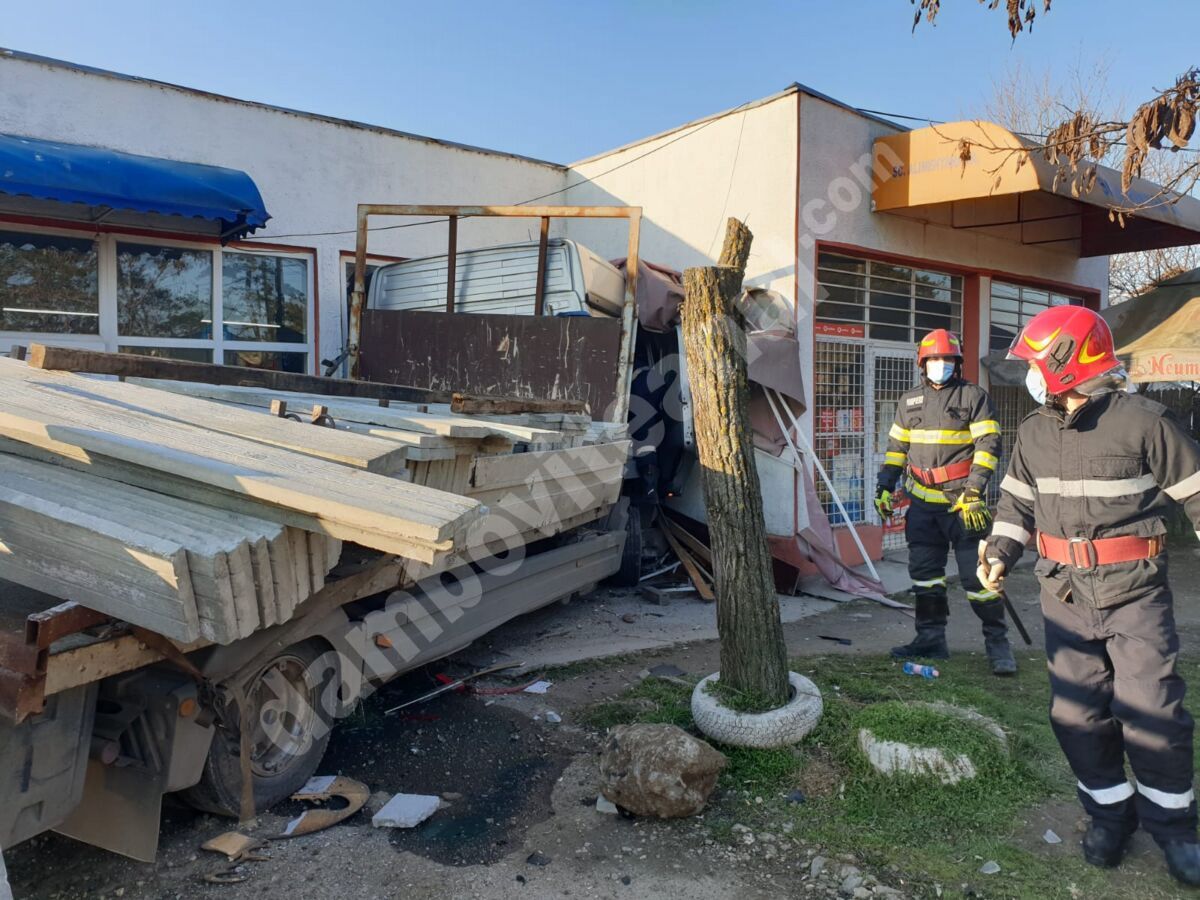 You are currently viewing DÂMBOVIȚA: Un camion a intrat într-un imobil, la Priseaca!