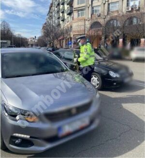 Read more about the article Flori și recomandări, oferite de polițiștii dâmbovițeni doamnelor și domnișoarelor