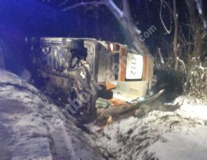 Read more about the article DÂMBOVIȚA: O ambulanță s-a răsturnat pe DN 71, la Buciumeni!