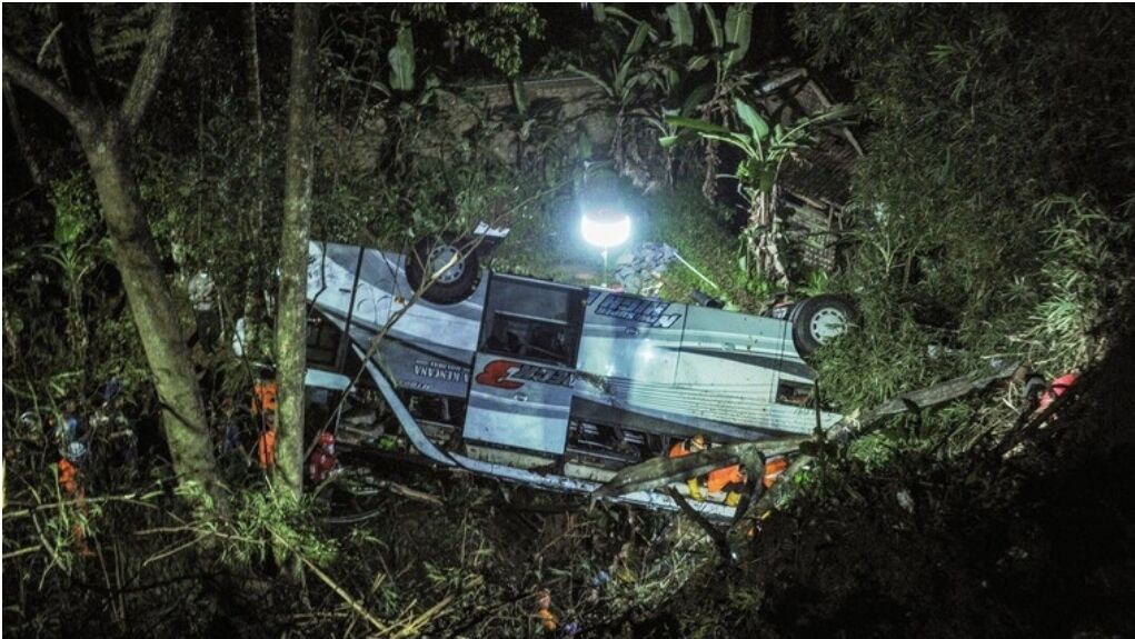 You are currently viewing Zeci de elevi morţi și de răniți, în Indonezia,  după ce un autobuz s-a prăbușit într-o râpă
