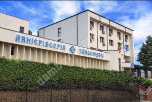 Read more about the article ARHIEPISCOPIA TÂRGOVIȘTEI: 21.000 DE LEI DAȚI DE BISERICĂ, PENTRU O FETIȚĂ ȘI PENTRU UN TÂNĂR CU PROBLEME DE SĂNĂTATE