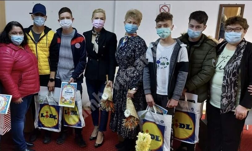 You are currently viewing Beneficiarii Complexului „Floare de colț” au primit daruri de la conducerea DGASPC Dâmbovița!
