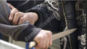 Read more about the article Bărbat atacat cu cuțitul de concubină, la Nucet! Victima este în spital!