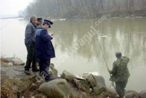 Read more about the article DÂMBOVIȚA: Bărbați prinși de polițiști, în timp ce pescuiau ilegal