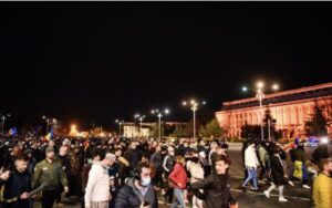 Read more about the article Sute de persoane protestează în Bucureşti şi în marile oraşe din ţară faţă de noile restricţii impuse de Guvern