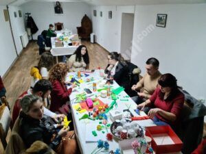 Read more about the article TINERI DE LA CATEDRALA MITROPOLITANĂ DIN TÂRGOVIȘTE AU OFERIT MĂRȚIȘOARE DOAMNELOR DE LA CENTRUL „SFÂNTUL ANDREI” DIN GURA OCNIȚEI