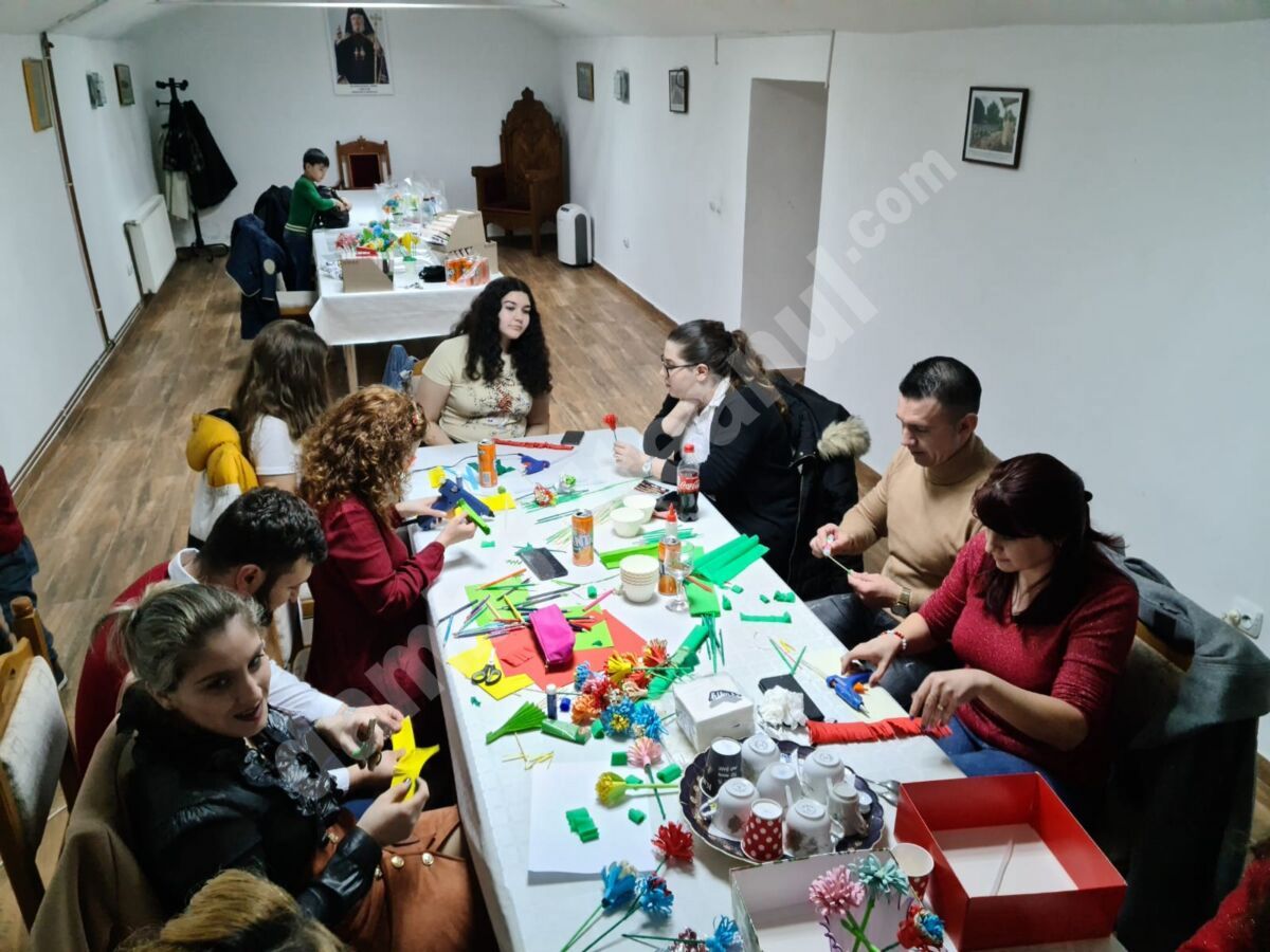 You are currently viewing TINERI DE LA CATEDRALA MITROPOLITANĂ DIN TÂRGOVIȘTE AU OFERIT MĂRȚIȘOARE DOAMNELOR DE LA CENTRUL „SFÂNTUL ANDREI” DIN GURA OCNIȚEI