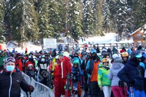 Read more about the article Îngrijorați de al treilea val al pandemiei, românii au umplut stațiunile montane