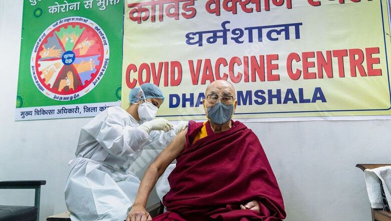 You are currently viewing Dalai Lama s-a vaccinat împotriva Covid-19