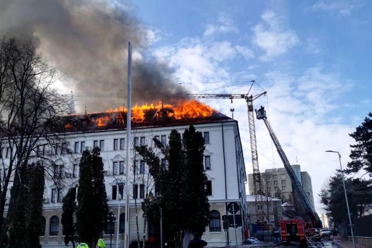 You are currently viewing Arde clădirea Consiliului Județean din Suceava